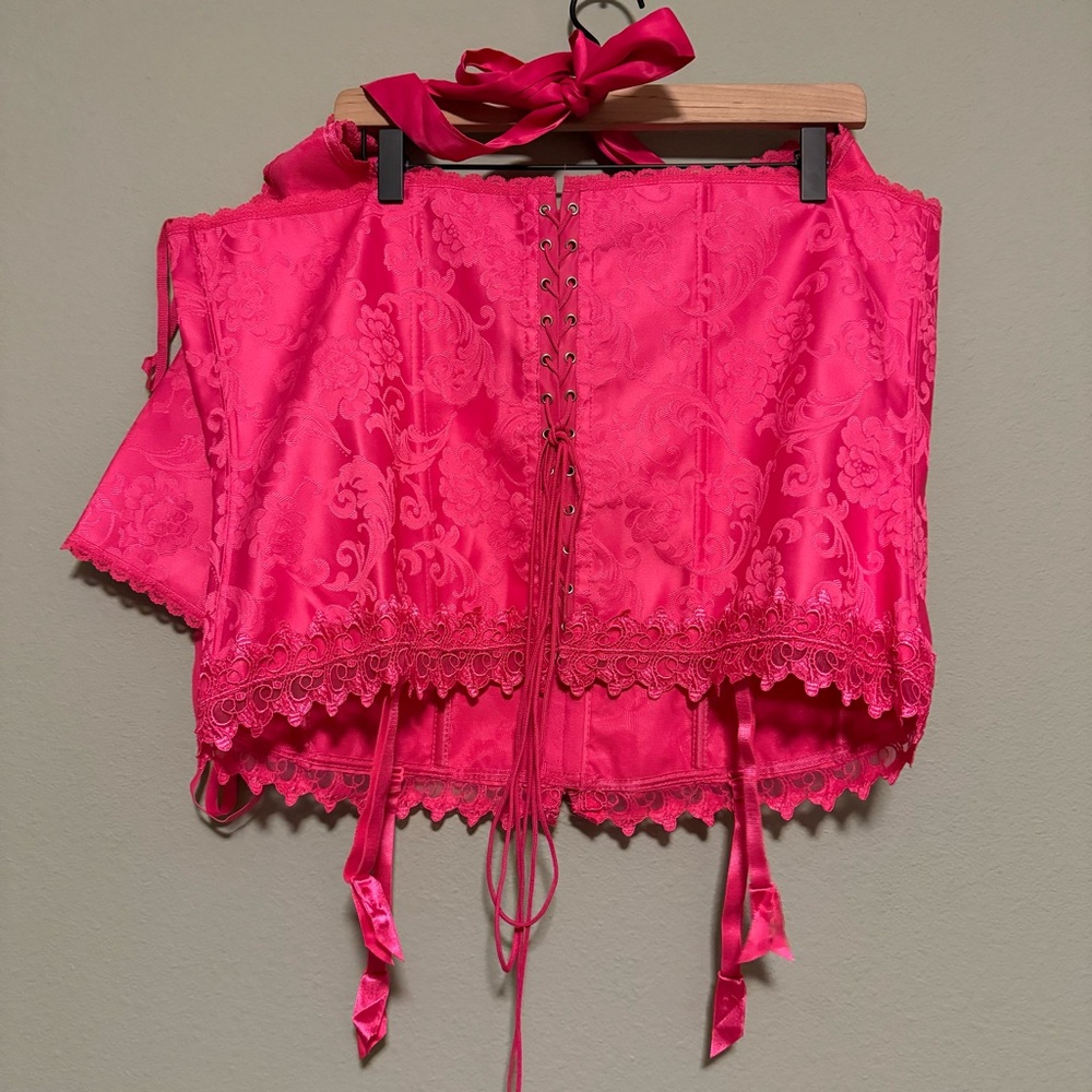 Frederick’s of Hollywood Corset and Panty Set in Pink Pucker - Size 44